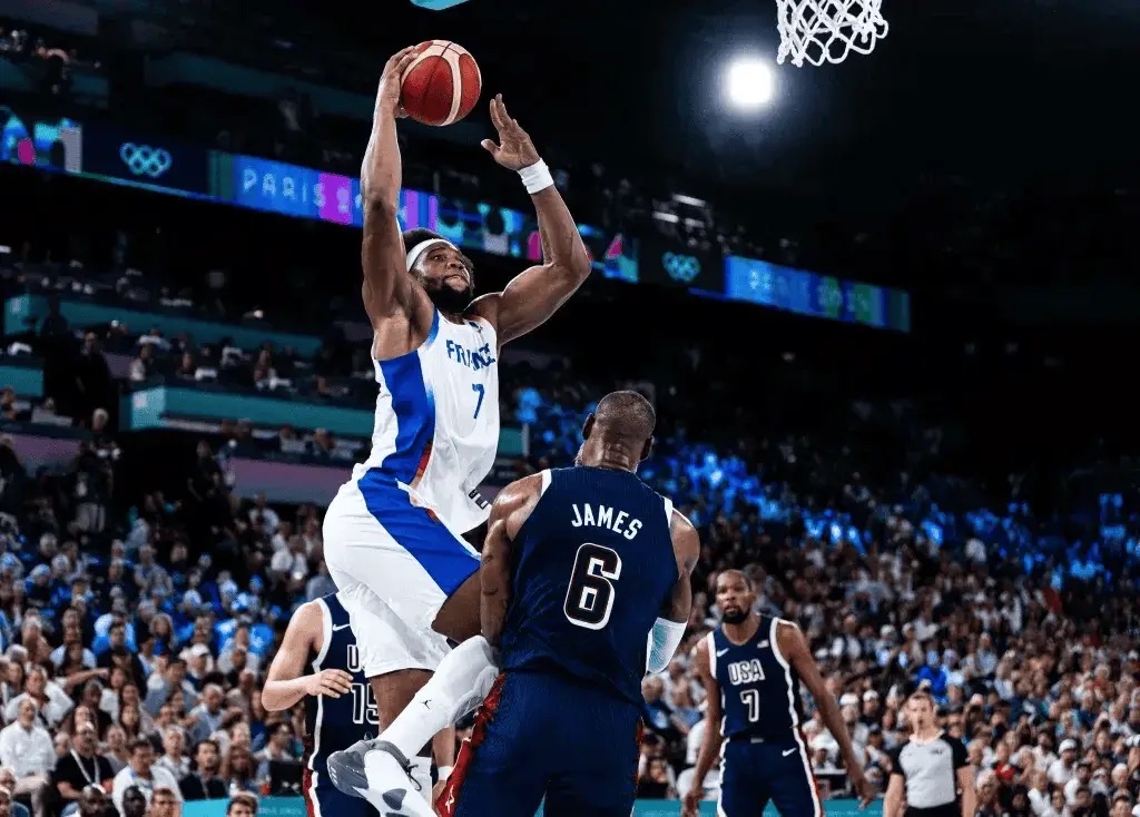 皇家马德里篮球队发布备战花絮，冲刺阶段战术微调，NBA常规赛任务艰巨，年轻球员获得机会的简单介绍-开云官方网站